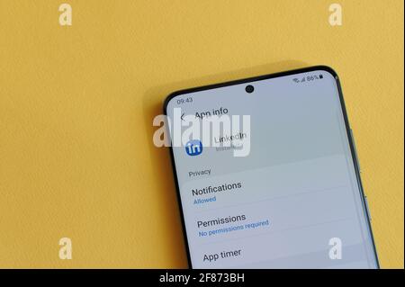 New york, USA - 12. April 2021: Änderung der Privatsphäre-Einstellung in der LinkedIn-App auf dem Smartphone-Bildschirm auf gelbem Hintergrund Stockfoto
