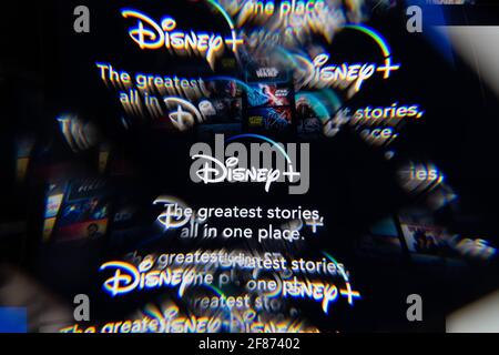Mailand, Italien - 10. APRIL 2021: Disney plus-Logo auf dem Laptop-Bildschirm durch ein optisches Prisma gesehen. Illustratives redaktionelles Bild von der Disney Plus-Website. Stockfoto