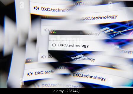 Mailand, Italien - 10. APRIL 2021: Logo der DXC-Technologie auf dem Laptop-Bildschirm, das durch ein optisches Prisma gesehen wird. Illustratives redaktionelles Bild von DXC Technology We Stockfoto