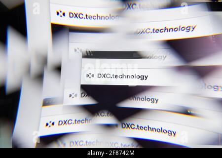 Mailand, Italien - 10. APRIL 2021: Logo der DXC-Technologie auf dem Laptop-Bildschirm, das durch ein optisches Prisma gesehen wird. Illustratives redaktionelles Bild von DXC Technology We Stockfoto