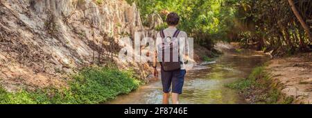 Mann Tourist auf dem Fairy Stream zwischen den roten Dünen, Muine, Vietnam. Vietnam öffnet Grenzen nach Quarantäne COVID 19 BANNER, LANGFORMAT Stockfoto