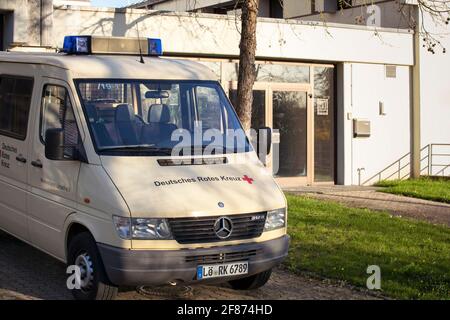 Grenzach-Wyhlen, Baden-Württemberg, Deutschland - 03.30.2021: Ambulanz des Deutschen Roten Kreuzes. Logo der deutschen globalen Red Cross Organisation. Stockfoto