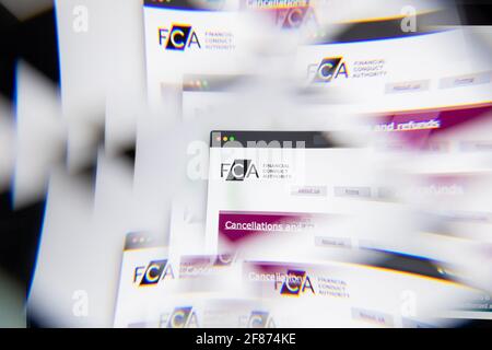 Mailand, Italien - 10. APRIL 2021: FCA Financial Conduct Authority-Logo auf dem Laptop-Bildschirm durch ein optisches Prisma gesehen. Illustratives redaktionelles Bild von Stockfoto