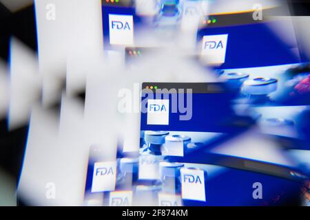 Mailand, Italien - 10. APRIL 2021: FDA-Logo auf dem Laptop-Bildschirm durch ein optisches Prisma gesehen. Illustratives redaktionelles Bild von der FDA-Website. Stockfoto