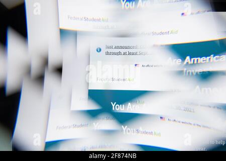 Mailand, Italien - 10. APRIL 2021: FederalStudentAid-Logo auf dem Laptop-Bildschirm durch ein optisches Prisma gesehen. Illustratives redaktionelles Bild von FederalStudent Stockfoto