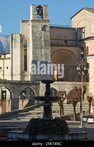 Glockenturm und Seiteneingang von San Francesco della Scarpa in Sulmona. Im Vordergrund der monumentale Brunnen und das mittelalterliche Aquädukt. Abruzzen Stockfoto