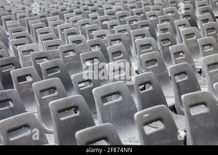 Gruppe leerer Plastikstühle. Vorbereitung auf den Sonntagsangelus auf der Piazza San Pietro in Rom. Vatikanstadt, Europa Stockfoto