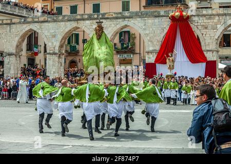 Madonnenfest auf dem Platz in Sulmona. Traditionelle Osterferien. Sulmona, Provinz L'Aquila, Abruzzen, Italien, Europa Stockfoto