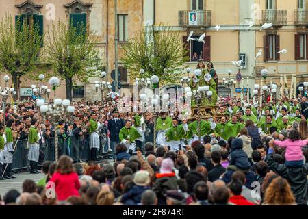 Madonnenfest auf dem Platz in Sulmona. Traditionelle Osterferien. Sulmona, Provinz L'Aquila, Abruzzen, Italien, Europa Stockfoto