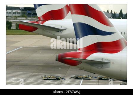 Ein Streik in Heathrow bringt den Flughafen Terminal 4 nach Ein virtuelles Standstillpic David Sandison 11/8/2005 Stockfoto