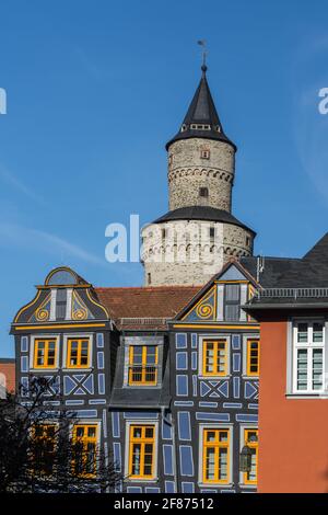 Das Schiefe Haus und der Hexenturm in Idstein, Taunus, Hessen, Deutschland Stockfoto