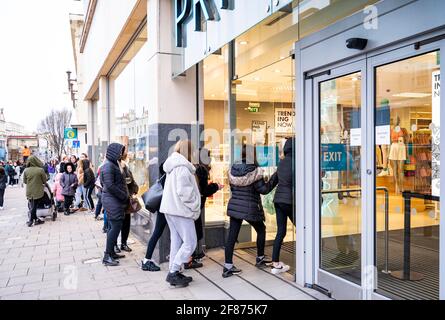 Brighton, Großbritannien. April 2021. Die ersten Kunden betreten heute früh den Primark-Laden in Western Road Brighton, während die nächste Phase der Lockerung in England beginnt : Kredit: Simon Dack/Alamy Live News Stockfoto