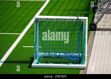 Kleine Übungsfußballtore neben einem Fußballfeld Stockfoto