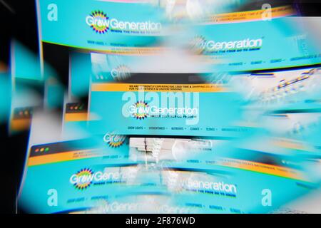 Mailand, Italien - 10. APRIL 2021: GrowGeneration-Logo auf dem Laptop-Bildschirm durch ein optisches Prisma gesehen. Illustratives redaktionelles Bild von GrowGeneration We Stockfoto