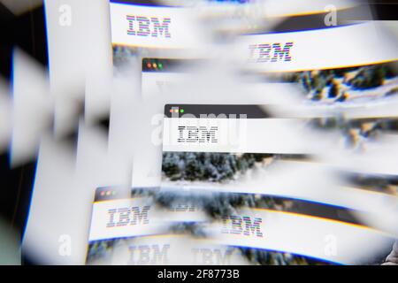 Mailand, Italien - 10. APRIL 2021: IBM-Logo auf dem Laptop-Bildschirm durch ein optisches Prisma gesehen. Illustratives redaktionelles Bild von der IBM-Website. Stockfoto