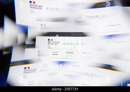 Mailand, Italien - 10. APRIL 2021: impots.gouv.fr-Logo auf dem Laptop-Bildschirm durch ein optisches Prisma gesehen. Illustratives redaktionelles Bild von impots.gouv.fr We Stockfoto