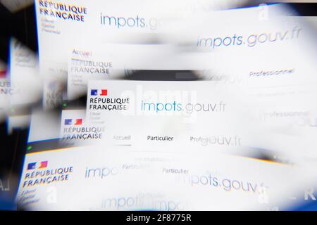 Mailand, Italien - 10. APRIL 2021: impots.gouv.fr-Logo auf dem Laptop-Bildschirm durch ein optisches Prisma gesehen. Illustratives redaktionelles Bild von impots.gouv.fr We Stockfoto