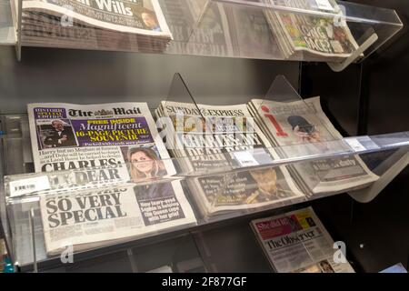 Ein Zeitungsstand in einem Geschäft, in dem verschiedene Zeitungen zum Verkauf angeboten werden Stockfoto