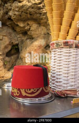 Traditioneller türkischer Dondurma-Eisstand aus der Nähe in der Türkei. Stockfoto