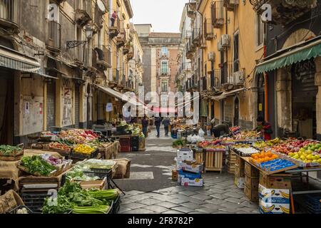 Frisches Obst und Gemüse auf dem Ballaro-Markt in Palermo, Sizilien Stockfoto