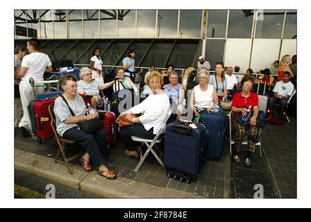 Ein Streik in Heathrow bringt den Flughafen Terminal 4 nach Ein virtuelles Standstillpic David Sandison 11/8/2005 Stockfoto