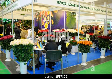 Menschen, die in einer Lounge-Zone zwischen Blumensträußen sitzen. 17. April 2019. Ausstellung Flower Expo Ukraine. Kiew, Ukraine Stockfoto