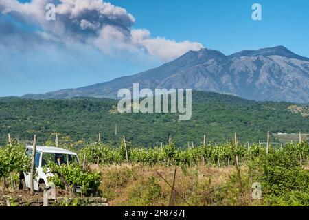 Sizilianische Weinberge mit Ätna-Vulkanausbruch im Hintergrund in Sizilien, Italien Stockfoto