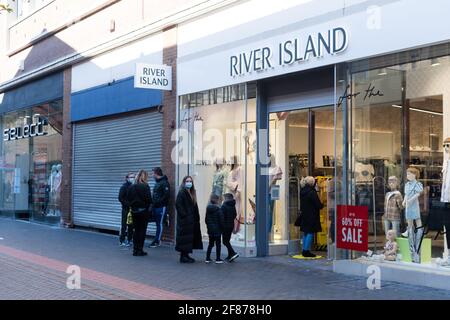 Middlesbrough, Großbritannien. April 12 2021: Kunden stehen vor River Island in Middlesbrough Schlange, nachdem die Sperrregeln in Großbritannien weiter entspannt wurden. Quelle: Jason Brown/Alamy Live News Stockfoto