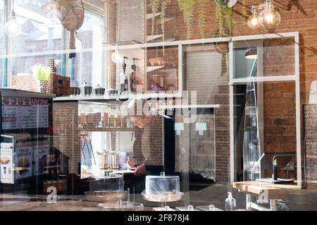 Middlesbrough, Großbritannien. April 12 2021: Der Besitzer des Cafés bereitet sich auf die Eröffnung vor, indem er die Lockdown-Regeln in Großbritannien weiter lockern wird. Quelle: Jason Brown/Alamy Live News Stockfoto