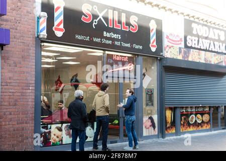 Middlesbrough, Großbritannien. 12 2021. April: Kunden warten vor einem Barbiere in Middlebrough, nachdem sich die Sperrregeln in Großbritannien weiter lockert haben. Quelle: Jason Brown/Alamy Live News Stockfoto