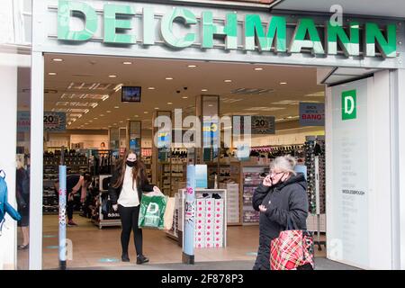 Middlesbrough, Großbritannien. April 12 2021: Kunden verlassen das Deichmann-Geschäft in Middlesbrough mit einer Branded Bag, nachdem die Sperrregeln in Großbritannien weiter entspannt wurden. Quelle: Jason Brown/Alamy Live News Stockfoto