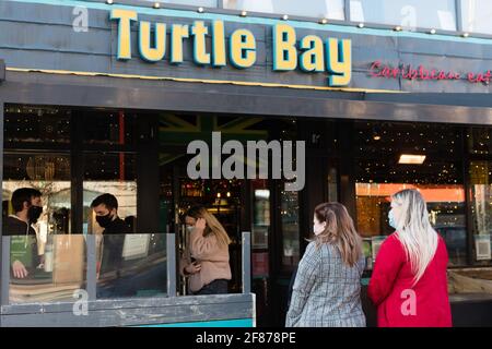 Middlesbrough, Großbritannien. April 12 2021: Die ersten Kunden von Turtle Bay in Middlesbrough warten darauf, nach der weiteren Lockerung der Sperrregeln in Großbritannien draußen sitzen zu können. Quelle: Jason Brown/Alamy Live News Stockfoto