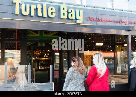 Middlesbrough, Großbritannien. April 12 2021: Die ersten Kunden von Turtle Bay in Middlesbrough warten darauf, nach der weiteren Lockerung der Sperrregeln in Großbritannien draußen sitzen zu können. Quelle: Jason Brown/Alamy Live News Stockfoto