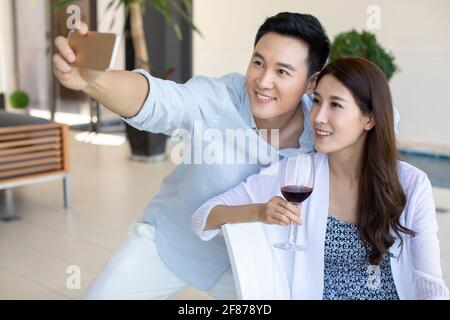Junge Brautpaar nehmen Selfie mit smartphone Stockfoto
