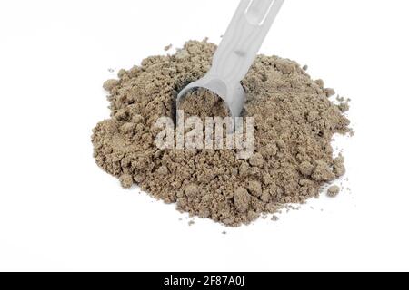 RAW Organic Leinsamenproteinpulver Haufen isoliert auf weißem Hintergrund. Leinmehl. Stockfoto