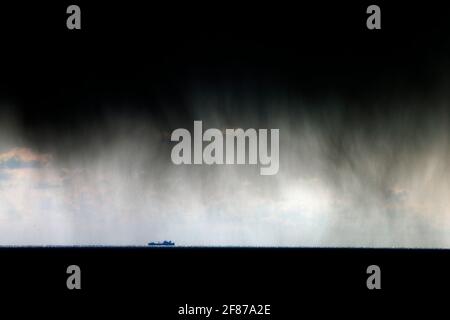 Silhouette, Regen, Schneesturm, der englische Kanal, Schiff, Süßwasserbucht, Insel Wight, England, Großbritannien, Stockfoto