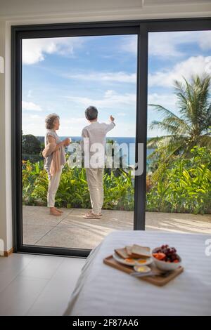 Glückliches Ehepaar, das Kaffee auf dem Balkon trinkt Stockfoto