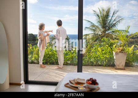 Glückliches Ehepaar, das Kaffee auf dem Balkon trinkt Stockfoto
