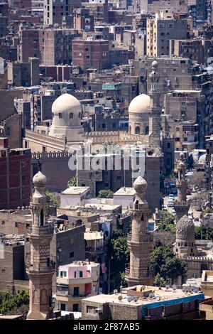 Luftaufnahme der mittelalterlichen Mamluk-Denkmäler inmitten des dichten städtischen Gewebes, Kairo, Ägypten Stockfoto