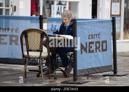 Chichester, Großbritannien. April 2021. Mitglieder der Öffentlichkeit genießen Erfrischungen außerhalb von Caffe Nero, da nicht unbedingt erforderliche Geschäfte und andere Unternehmen wieder geöffnet werden, da England Lockdown-Beschränkungen gelockert werden. Kredit: Paul Terry Foto/Alamy Live Nachrichten Stockfoto