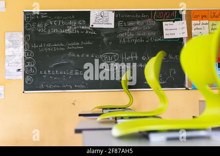 Heitersheim, Deutschland. April 2021. In einem leeren Klassenzimmer einer weiterführenden Schule stehen Stühle auf Tischen. Aufgrund der rasch steigenden Corona-Infektionszahlen kehren Grundschüler und auch die 5. Und 6. Klasse in der ersten Woche zum Fernunterricht zurück. Für die Klassen 1 bis 7 soll es nur Notfallversorgung für die Kinder geben, deren Eltern sie dringend benötigen. Quelle: Philipp von Ditfurth/dpa/Alamy Live News Stockfoto