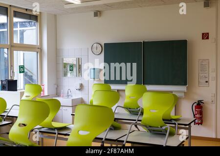 Heitersheim, Deutschland. April 2021. In einem leeren Klassenzimmer einer weiterführenden Schule stehen Stühle auf Tischen. Aufgrund der rasch steigenden Corona-Infektionszahlen kehren Grundschüler und auch die 5. Und 6. Klasse in der ersten Woche zum Fernunterricht zurück. Für die Klassen 1 bis 7 soll es nur Notfallversorgung für die Kinder geben, deren Eltern sie dringend benötigen. Quelle: Philipp von Ditfurth/dpa/Alamy Live News Stockfoto