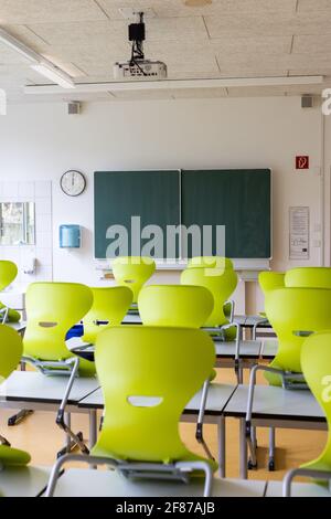 Heitersheim, Deutschland. April 2021. In einem leeren Klassenzimmer einer weiterführenden Schule stehen Stühle auf Tischen. Aufgrund der rasch steigenden Corona-Infektionszahlen kehren Grundschüler und auch die 5. Und 6. Klasse in der ersten Woche zum Fernunterricht zurück. Für die Klassen 1 bis 7 soll es nur Notfallversorgung für die Kinder geben, deren Eltern sie dringend benötigen. Quelle: Philipp von Ditfurth/dpa/Alamy Live News Stockfoto