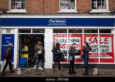 Chichester, Großbritannien. April 2021. Die Käufer verlassen den Werkladen mit einem Verkaufsschild im Fenster, da der Einzelhandel und andere Unternehmen wieder geöffnet werden, da die Beschränkungen für die Sperrung durch England gelockert werden. Kredit: Paul Terry Foto/Alamy Live Nachrichten Stockfoto