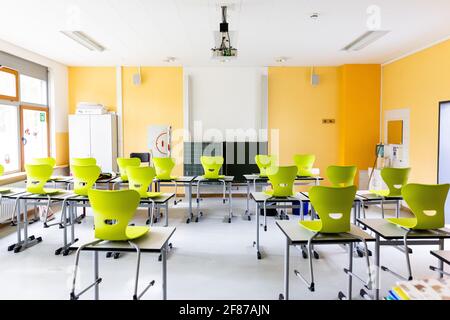 Heitersheim, Deutschland. April 2021. In einem leeren Klassenzimmer einer weiterführenden Schule stehen Stühle auf Tischen. Aufgrund der rasch steigenden Corona-Infektionszahlen kehren Grundschüler und auch die 5. Und 6. Klasse in der ersten Woche zum Fernunterricht zurück. Für die Klassen 1 bis 7 soll es nur Notfallversorgung für die Kinder geben, deren Eltern sie dringend benötigen. Quelle: Philipp von Ditfurth/dpa/Alamy Live News Stockfoto