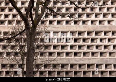 Universitäts- und Stadtbibliothek in der Kerpener Straße im Stadtteil Lindenthal, erbaut 1966 nach Plänen des Architekten Rolf Gutbrod, Köln. Stockfoto
