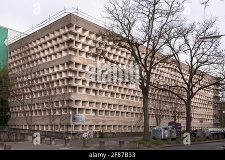 Universitäts- und Stadtbibliothek in der Kerpener Straße im Stadtteil Lindenthal, erbaut 1966 nach Plänen des Architekten Rolf Gutbrod, Köln. Stockfoto