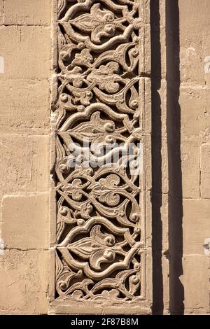 Detail aus geschnitztem Steinarabesk am Haupteingang des Sultan Hasan Komplexes, Kairo Stockfoto