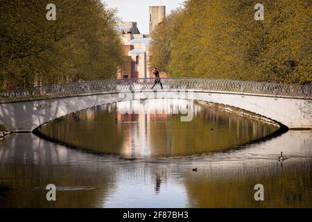 Brücke über den Clarenbachkanal im Ortsteil Lindenthal, im Hintergrund die Kirche Christi Auferstehung des Architekten Gottfried Boehm, Köln Stockfoto