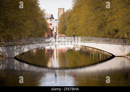 Brücke über den Clarenbachkanal im Ortsteil Lindenthal, im Hintergrund die Kirche Christi Auferstehung des Architekten Gottfried Boehm, Köln Stockfoto